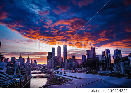 メルボルン朝焼けの雲 130654292