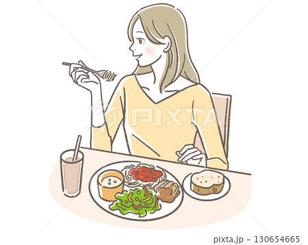 洋食を食べる女性 洋食を食べる女性 130654665