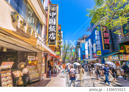 日本の横浜都市景観 猛烈な暑さ…横浜中華街。賑わう中華街大通りなどを望む 130655021
