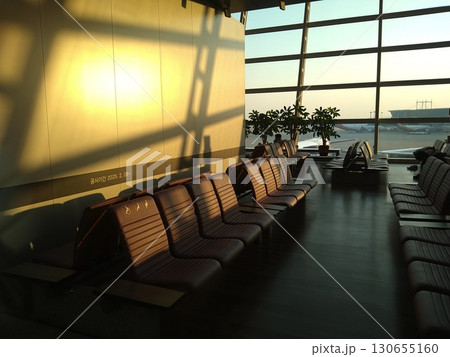 早朝の仁川国際空港の写真 130655160