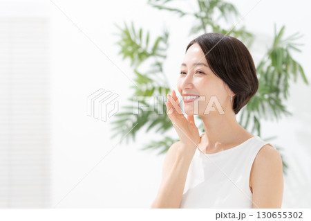 女性　スキンケア ビューティー 130655302