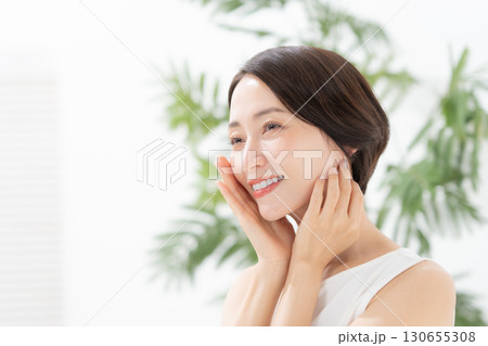 女性　スキンケア ビューティー 130655308