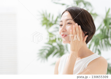 女性　スキンケア ビューティー 130655309