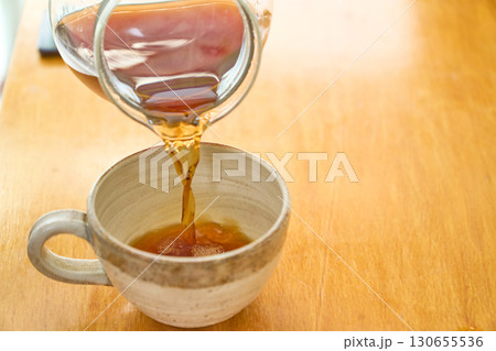 マグカップにコーヒーを注ぎ入れる様子。ドリップコーヒーを淹れる工程の連続写真 マグカップにコーヒーを注ぎ入れる様子。ドリップコーヒーを淹れる工程の連続写真 130655536