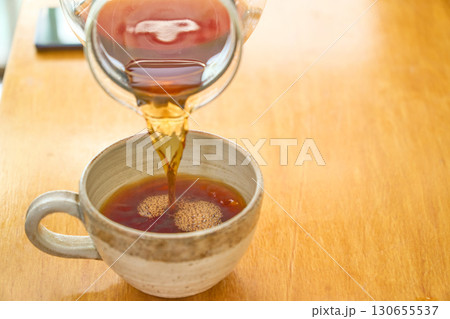 マグカップにコーヒーを注ぎ入れる様子。ドリップコーヒーを淹れる工程の連続写真 130655537
