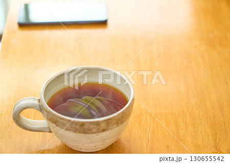 マグカップにコーヒーを注ぎ入れる様子。ドリップコーヒーを淹れる工程の連続写真 130655542