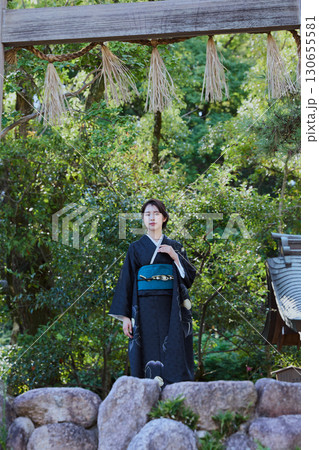 鳥居の前でポーズをする着物姿の女性|日本庭園・和風・観光イメージ 鳥居の前でポーズをする着物姿の女性|日本庭園・和風・観光イメージ 130655581