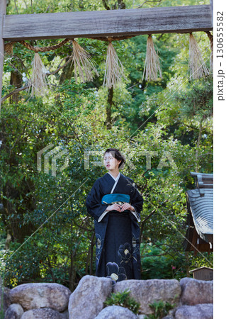 鳥居の前でポーズをする着物姿の女性|日本庭園・和風・観光イメージ 鳥居の前でポーズをする着物姿の女性|日本庭園・和風・観光イメージ 130655582