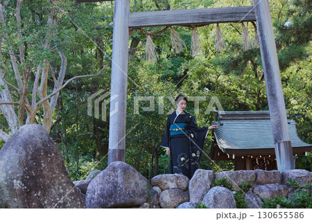 鳥居の前でポーズをする着物姿の女性|日本庭園・和風・観光イメージ 鳥居の前でポーズをする着物姿の女性|日本庭園・和風・観光イメージ 130655586