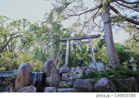 鳥居の前でポーズをする着物姿の女性｜日本庭園・和風・観光イメージ 130655588