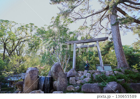 鳥居の前でポーズをする着物姿の女性|日本庭園・和風・観光イメージ 鳥居の前でポーズをする着物姿の女性|日本庭園・和風・観光イメージ 130655589