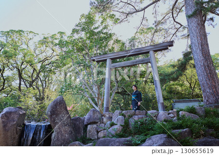 鳥居の前でポーズをする着物姿の女性|日本庭園・和風・観光イメージ 鳥居の前でポーズをする着物姿の女性|日本庭園・和風・観光イメージ 130655619