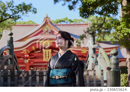 朱塗りの拝殿を背景にポーズをとる振袖姿の女性|神社・着物・伝統美 朱塗りの拝殿を背景にポーズをとる振袖姿の女性|神社・着物・伝統美 130655624