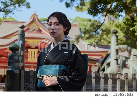 朱塗りの拝殿を背景にポーズをとる振袖姿の女性|神社・着物・伝統美 朱塗りの拝殿を背景にポーズをとる振袖姿の女性|神社・着物・伝統美 130655632