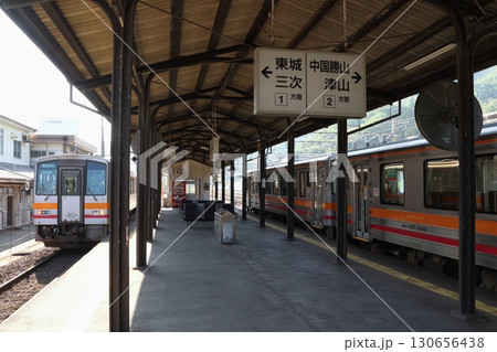 新見駅に停車中の芸備線・姫新線列車(岡山県新見市) 新見駅に停車中の芸備線・姫新線列車(岡山県新見市) 130656438