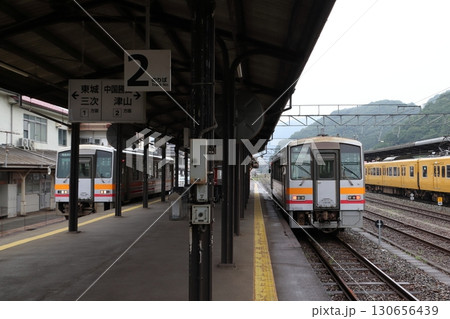 新見駅に停車中の芸備線・姫新線列車（岡山県新見市） 130656439