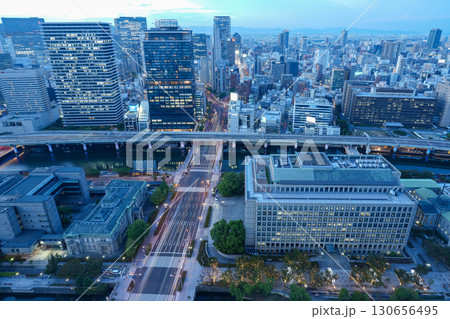 大阪・淀屋橋の高層ビルから見た御堂筋、中之島、大阪駅方面の夜景（2025年9月撮影） 130656495