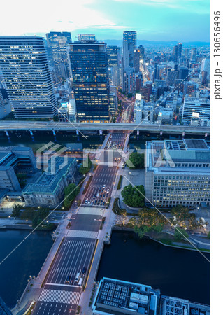 大阪・淀屋橋の高層ビルから見た御堂筋、中之島、大阪駅方面の夜景（2025年9月撮影） 130656496