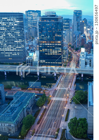 大阪・淀屋橋の高層ビルから見た御堂筋、中之島、大阪駅方面の夜景（2025年9月撮影） 130656497