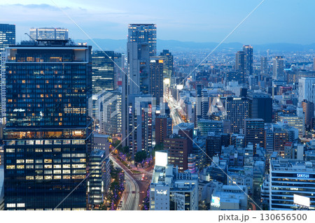 大阪・淀屋橋の高層ビルから見た御堂筋、中之島、大阪駅方面の夜景（2025年9月撮影） 130656500