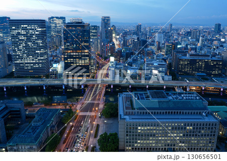 大阪・淀屋橋の高層ビルから見た御堂筋、中之島、大阪駅方面の夜景（2025年9月撮影） 130656501