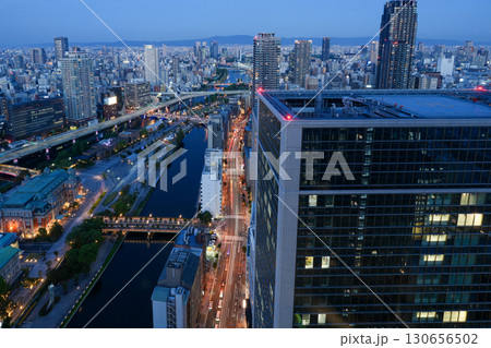 大阪・淀屋橋の高層ビルから見た御堂筋、中之島、大阪駅方面の夜景（2025年9月撮影） 130656502