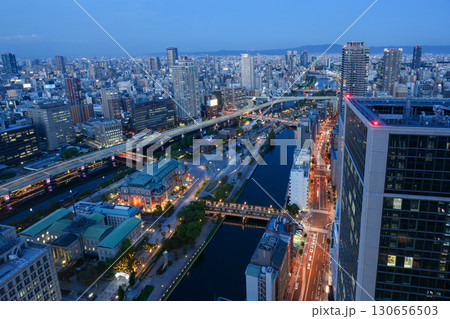 大阪・淀屋橋の高層ビルから見た御堂筋、中之島、大阪駅方面の夜景（2025年9月撮影） 130656503