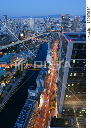 大阪・淀屋橋の高層ビルから見た御堂筋、中之島、大阪駅方面の夜景(2025年9月撮影) 大阪・淀屋橋の高層ビルから見た御堂筋、中之島、大阪駅方面の夜景(2025年9月撮影) 130656504
