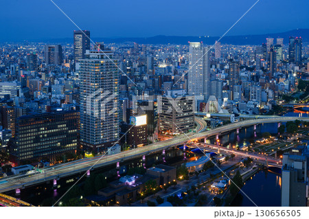 大阪・淀屋橋の高層ビルから見た御堂筋、中之島、大阪駅方面の夜景（2025年9月撮影） 130656505