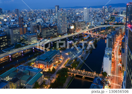 大阪・淀屋橋の高層ビルから見た御堂筋、中之島、大阪駅方面の夜景(2025年9月撮影) 大阪・淀屋橋の高層ビルから見た御堂筋、中之島、大阪駅方面の夜景(2025年9月撮影) 130656506