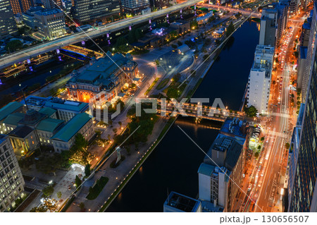 大阪・淀屋橋の高層ビルから見た御堂筋、中之島、大阪駅方面の夜景（2025年9月撮影） 130656507