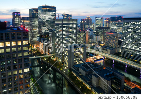 大阪・淀屋橋の高層ビルから見た御堂筋、中之島、大阪駅方面の夜景（2025年9月撮影） 130656508