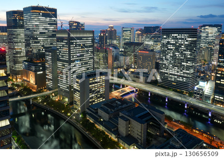 大阪・淀屋橋の高層ビルから見た御堂筋、中之島、大阪駅方面の夜景（2025年9月撮影） 130656509