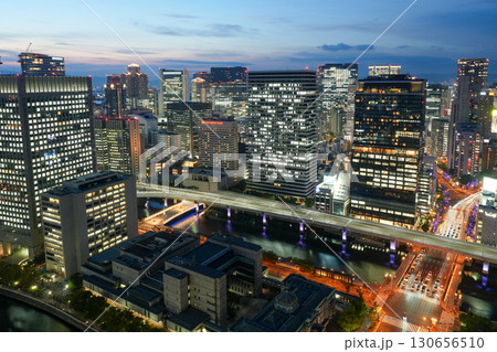 大阪・淀屋橋の高層ビルから見た御堂筋、中之島、大阪駅方面の夜景（2025年9月撮影） 130656510