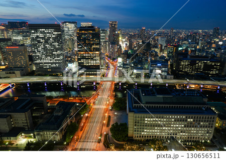 大阪・淀屋橋の高層ビルから見た御堂筋、中之島、大阪駅方面の夜景（2025年9月撮影） 130656511
