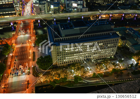 大阪・淀屋橋の高層ビルから見た御堂筋、中之島、大阪駅方面の夜景（2025年9月撮影） 130656512