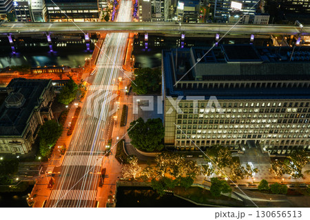 大阪・淀屋橋の高層ビルから見た御堂筋、中之島、大阪駅方面の夜景（2025年9月撮影） 130656513