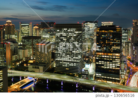 大阪・淀屋橋の高層ビルから見た御堂筋、中之島、大阪駅方面の夜景（2025年9月撮影） 130656516