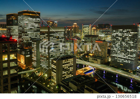 大阪・淀屋橋の高層ビルから見た御堂筋、中之島、大阪駅方面の夜景（2025年9月撮影） 130656518