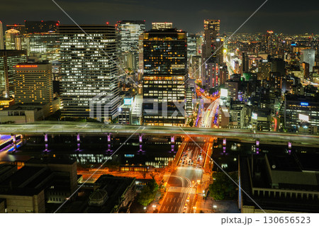 大阪・淀屋橋の高層ビルから見た御堂筋、中之島、大阪駅方面の夜景（2025年9月撮影） 130656523