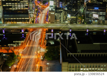 大阪・淀屋橋の高層ビルから見た御堂筋、中之島、大阪駅方面の夜景(2025年9月撮影) 大阪・淀屋橋の高層ビルから見た御堂筋、中之島、大阪駅方面の夜景(2025年9月撮影) 130656524