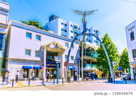 日本の横浜都市景観　横浜の人気ショッピングストリート・元町などを望む 130656874