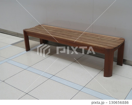 ベンチ 屋内 130656886