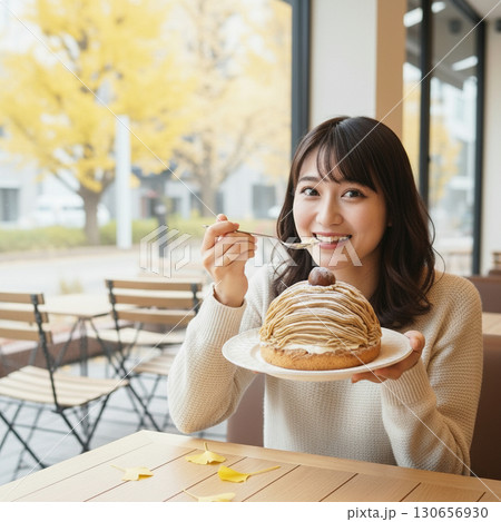 カフェで大きなモンブランを食べる女性、窓の外には黄葉したイチョウの木 秋の味覚特集 アイキャッチ カフェで大きなモンブランを食べる女性、窓の外には黄葉したイチョウの木 秋の味覚特集 アイキャッチ 130656930