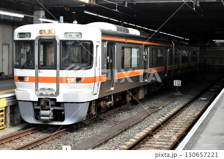 発車を待つ、飯田線の電車(JR東海313系電車 1700番台) 130657221