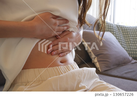 体型やお腹の脂肪を気にする女性の姿 130657226