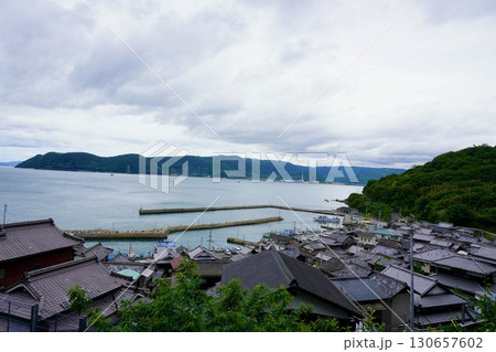 瀬居島の集落と瀬戸内海1 130657602