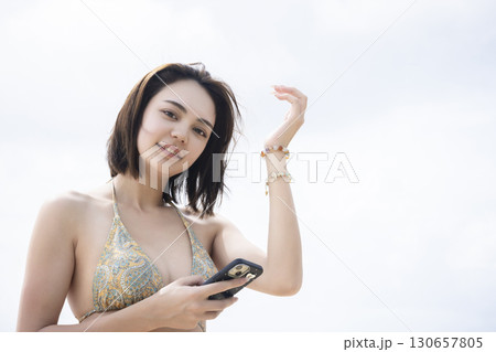 海を眺める水着の若い女性 海を眺める水着の若い女性 130657805