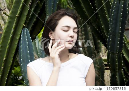 サボテンの前に立つきれいな女性 サボテンの前に立つきれいな女性 130657816