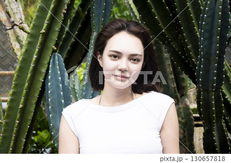 サボテンの前に立つきれいな女性 130657818